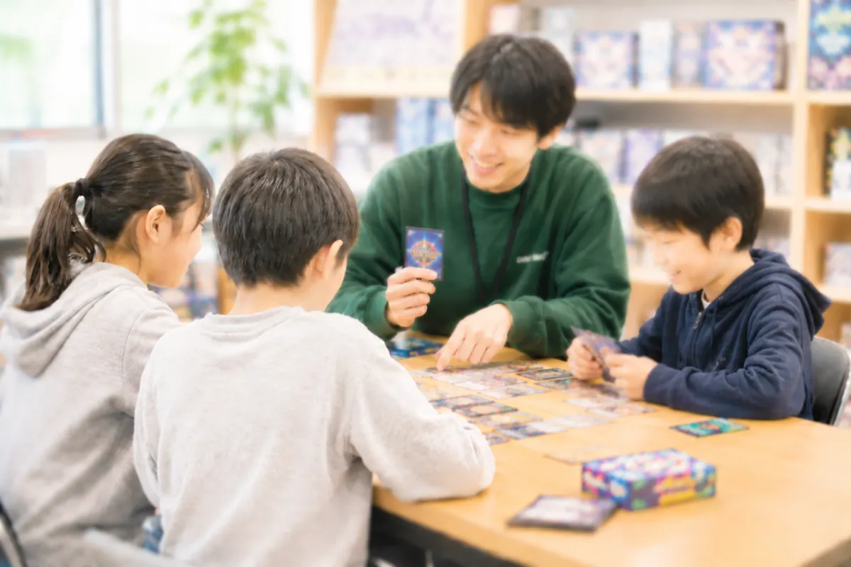 をつなぐ
